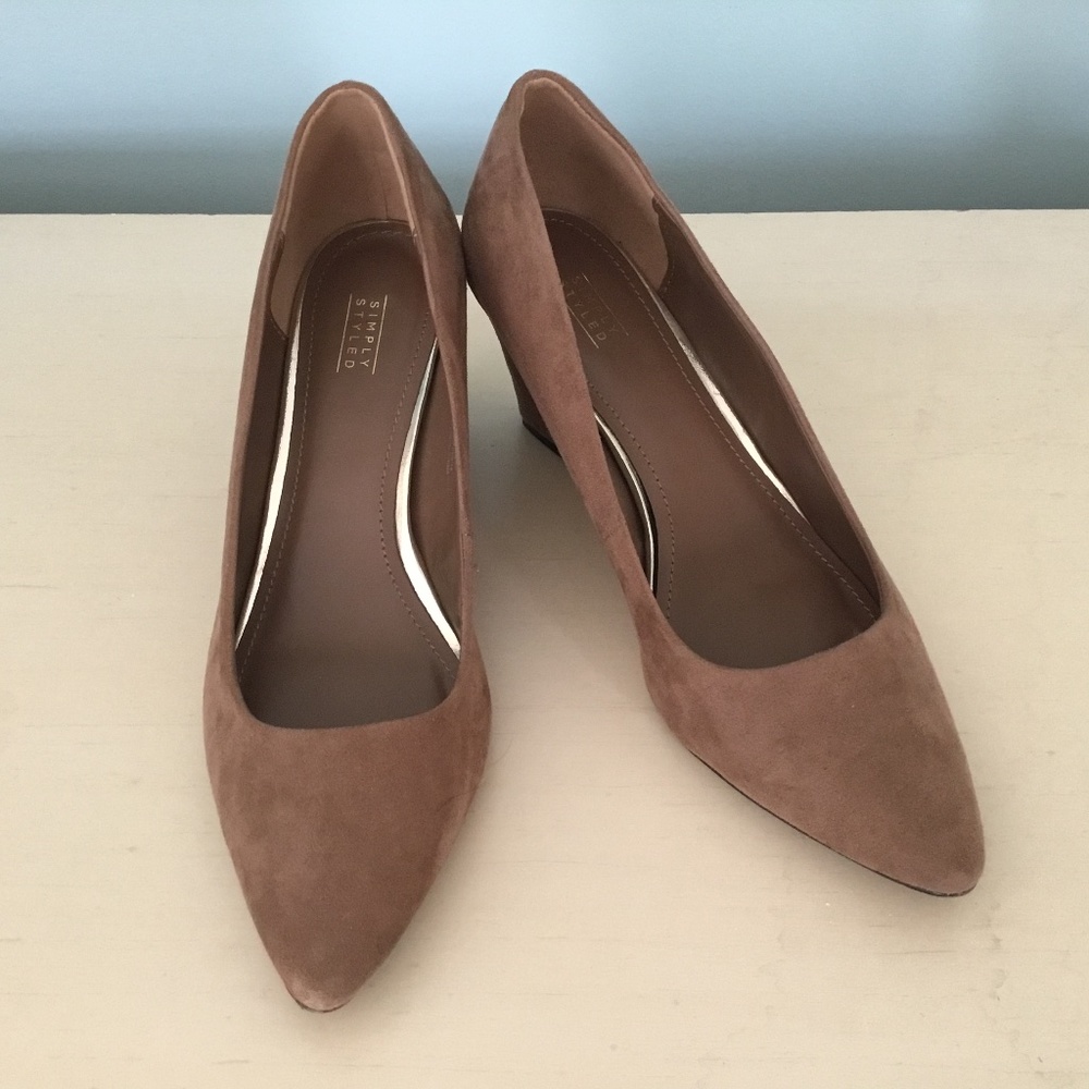 Simply Styled ladies tan faux suede wedge shoes, size 8.5